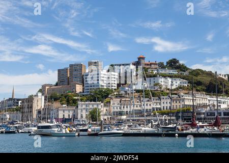 Die Boote vertäuten in Torquay Marina mit der Stadt Torquay im Hintergrund. Stockfoto