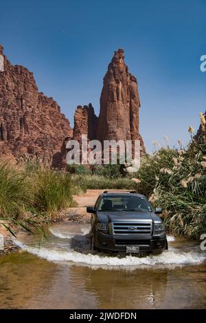 4WD Fording überflutete Spur Wadi Disah Tabuk Provinz Saudi-Arabien Stockfoto