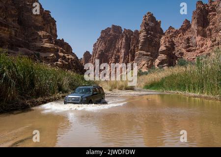 4WD Überquerung der überfluteten Strecke Wadi Disah Tabuk Provinz Saudi-Arabien Stockfoto