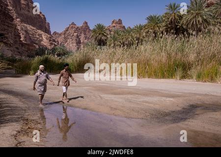 Zwei arabische Männer, die durch die Provinz Wadi Disah Tabuk in Saudi-Arabien wandern Stockfoto