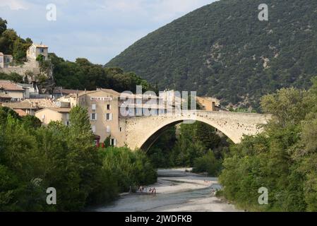 Einspannige mittelalterliche Brücke, bekannt als römische Brücke, oder Alte Steinbrücke über den Fluss Aigues Nyons Drôme Provence Frankreich Stockfoto