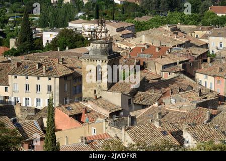 Luftaufnahme oder Hochwinkelansicht über die Altstadt oder das historische Viertel von Nyons mit der c17. St. Vincent Kirche Belfry Nyons Drôme Provence Frankreich Stockfoto
