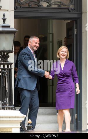Westminster, London, Großbritannien. 5. September 2022. Die neue Premierministerin Liz Truss ist im Wahlkampfquartier der Konservativen in Westminster eingetroffen Stockfoto