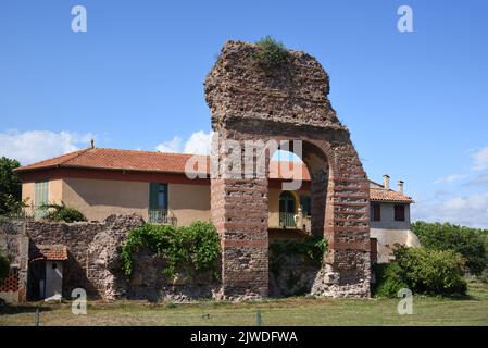 Römischer Bogen, römische Ruinen oder römische Überreste von c3. Porte d'Orée oder Porte Dorée oder Bogen der römischen Bäder Frejus Var Provence Frankreich Stockfoto