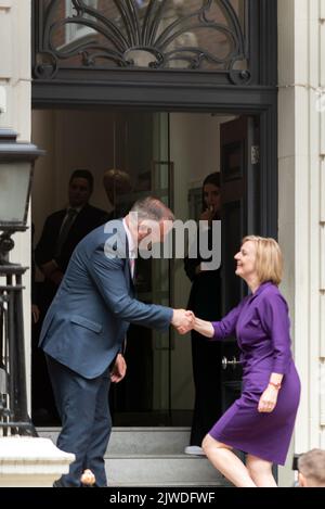 Westminster, London, Großbritannien. 5. September 2022. Die neue Premierministerin Liz Truss ist im Wahlkampfquartier der Konservativen in Westminster eingetroffen Stockfoto