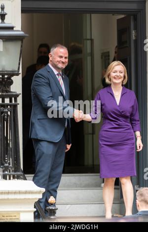Westminster, London, Großbritannien. 5. September 2022. Die neue Premierministerin Liz Truss ist im Wahlkampfquartier der Konservativen in Westminster eingetroffen Stockfoto
