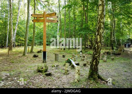 05. September 2022, Mecklenburg-Vorpommern, Neubrandenburg: Auf dem Gelände des ehemaligen Außenlagers Waldbau Neubrandenburg steht eine Gedenkstätte, die einen Kilometer vom Unterlager Waldbau Neubrandenburg bis zum KZ Ravensbrück entfernt ist. Am selben Tag besuchen Frauen des Internationalen Ravensbrück-Komitees die Website. Im Lager mit zwei Standorten in Neubrandenburg mussten etwa 7000 Frauen unter den widrigsten Bedingungen leben und Zwangsarbeit verrichten. Das Ravensbrück-Komitee vereint Überlebende des Frauenkonzentrationslagers Ravensbrück mit ihren Kindern und Enkelkindern aus dem Jahr 1 Stockfoto