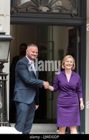 Westminster, London, Großbritannien. 5. September 2022. Die neue Premierministerin Liz Truss ist im Wahlkampfquartier der Konservativen in Westminster eingetroffen Stockfoto
