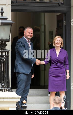 Westminster, London, Großbritannien. 5. September 2022. Die neue Premierministerin Liz Truss ist im Wahlkampfquartier der Konservativen in Westminster eingetroffen Stockfoto