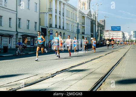 Jekaterinburg, Russland - 7. August 2022: Führende Gruppenläufer Athleten auf 21 km im Europa-Asien-Marathon Stockfoto