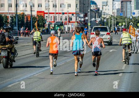 Jekaterinburg, Russland - 7. August 2022: Führende Gruppenläufer beim Halbmarathon im Europa-Asien-Marathon Stockfoto