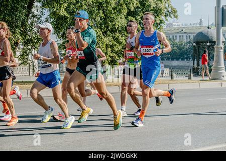 Jekaterinburg, Russland - 7. August 2022: Gruppenlauferinnen und -Läufer laufen beim Europa-Asien-Marathon Stockfoto