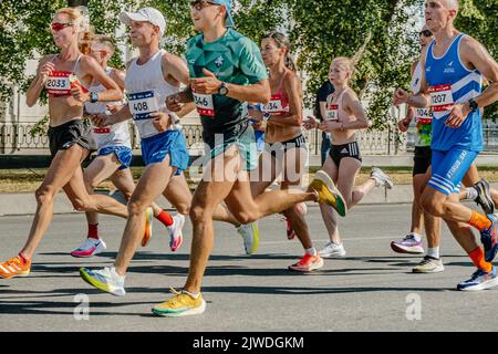 Jekaterinburg, Russland - 7. August 2022: Gruppenlauferinnen und -Läufer laufen beim Europa-Asien-Marathon Stockfoto