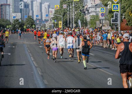 Jekaterinburg, Russland - 7. August 2022: Männer und Frauen aus der hinteren Gruppe laufen beim Europa-Asien-Marathon Stockfoto