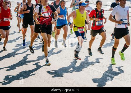 Jekaterinburg, Russland - 7. August 2022: Männer-Gruppenläufer laufen beim Europa-Asien-Marathon Stockfoto