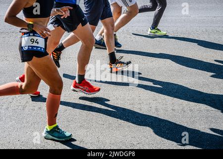 Jekaterinburg, Russland - 7. August 2022: Beine männlichen und weiblichen Läufern Athleten beim Europa-Asien-Marathon Stockfoto