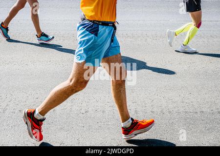 Jekaterinburg, Russland - 7. August 2022: Beine männlichen und weiblichen Läufern Athleten beim Europa-Asien-Marathon Stockfoto
