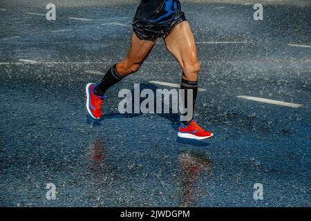 Jekaterinburg, Russland - 7. August 2022: Legs Runner Athlet läuft Sommerregen beim Europa-Asien-Marathon Stockfoto