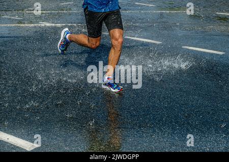 Jekaterinburg, Russland - 7. August 2022: Legs Runner Athlet Running Water Station beim Europa-Asien-Marathon Stockfoto