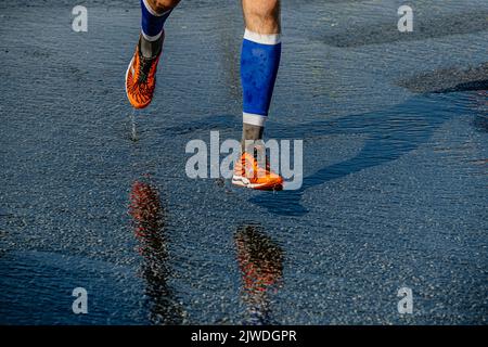 Jekaterinburg, Russland - 7. August 2022: Legs Runner Athlet läuft Pfütze beim Europa-Asien-Marathon Stockfoto