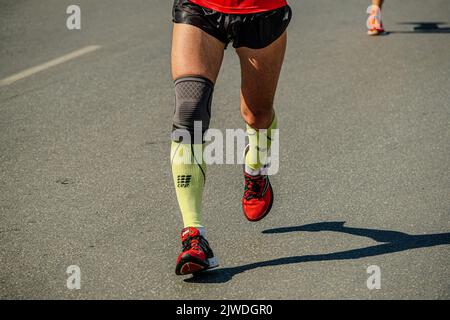 Jekaterinburg, Russland - 7. August 2022: Legs Runner Athlet im Knieschützenlauf beim Europa-Asien-Marathon Stockfoto