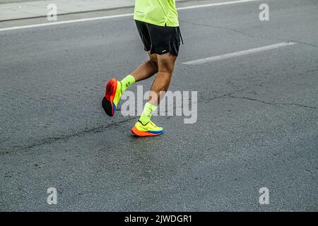 Jekaterinburg, Russland - 7. August 2022: Beine Athlet in Laufschuhen Nike Run beim Europa-Asien-Marathon Stockfoto