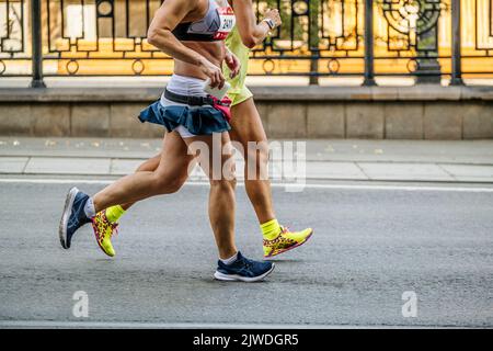 Jekaterinburg, Russland - 7. August 2022: Beine zwei Läuferinnen laufen beim Europa-Asien-Marathon Stockfoto