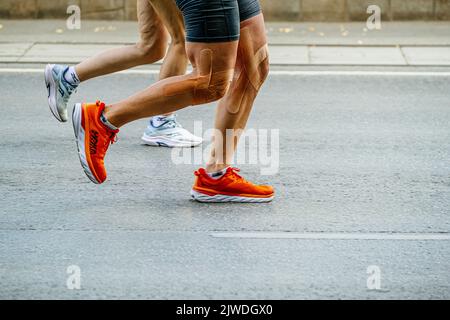 Jekaterinburg, Russland - 7. August 2022: Beine männlichen und weiblichen Läufern Athleten beim Europa-Asien-Marathon Stockfoto