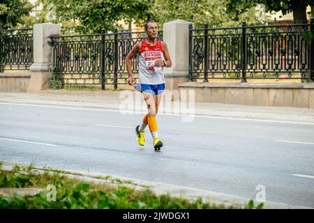 Jekaterinburg, Russland - 7. August 2022: Älterer Läufer läuft beim Europa-Asien-Marathon den Halbmarathon Stockfoto