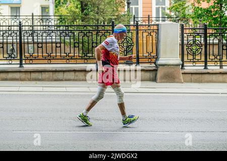 Jekaterinburg, Russland - 7. August 2022: Älterer Läufer läuft beim Europa-Asien-Marathon den Halbmarathon Stockfoto