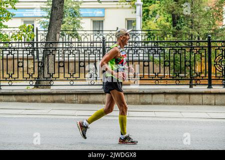 Jekaterinburg, Russland - 7. August 2022: Älterer Läufer läuft beim Europa-Asien-Marathon den Halbmarathon Stockfoto