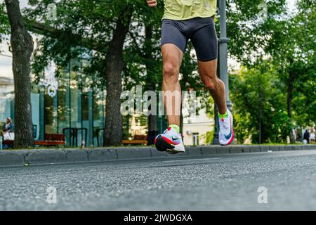 Jekaterinburg, Russland - 7. August 2022: Beine männlichen Athleten in Laufschuhen Nike Run beim Europa-Asien-Marathon Stockfoto