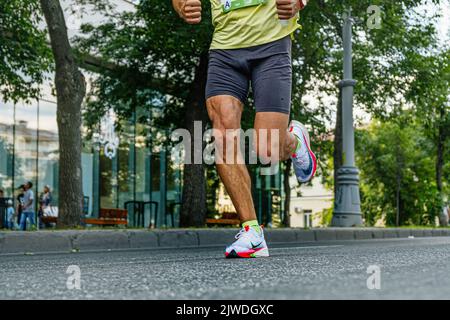Jekaterinburg, Russland - 7. August 2022: Beine männlichen Athleten in Laufschuhen Nike Run beim Europa-Asien-Marathon Stockfoto