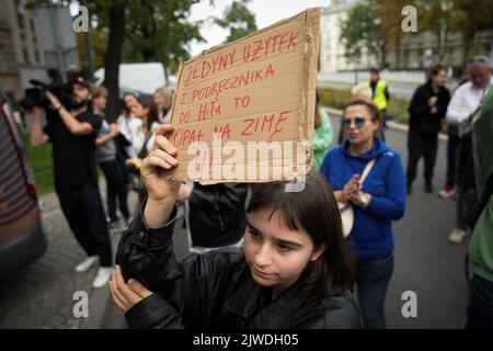 Etwa hundert Studenten protestieren am 04. September 2022 vor dem Bildungsministerium in Warschau, Polen. In diesem Jahr haben die polnischen Hochschulen ein neues Geschichtsbuch erhalten, eine Initiative des Bildungsministeriums, die sich stark für rechte Ansichten über historische Ereignisse einsetzt, Feminismus mit Nazismus gleichsetzt und darauf hindeutet, dass Kinder, die dank IVF-Behandlung geboren wurden, "nicht geliebt werden" würden. Der Minister für Bildung und Wissenschaft Przemyslaw Czarnek hat die Anschuldigungen gegen das von seinem Ministerium initiierte Lehrbuch bestritten. (Foto von Jaap Arriens/Sipa USA) Stockfoto