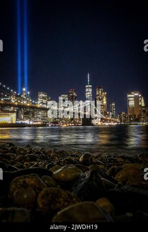 New York, NY, USA. 4. September 2022. 9/11 Tribute Lights aus der Innenstadt von Brooklyn während des Labor Day Wochenendes am 4. September 2022 in New York City. Kredit: Katie Godowski/Media Punch/Alamy Live Nachrichten Stockfoto