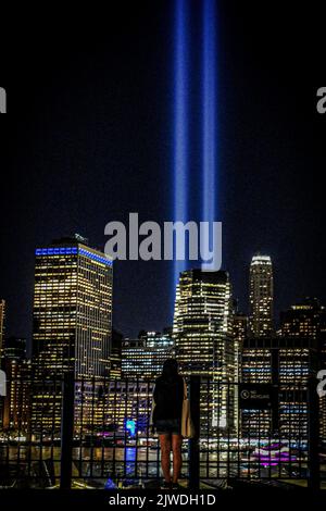 New York, NY, USA. 4. September 2022. 9/11 Tribute Lights aus der Innenstadt von Brooklyn während des Labor Day Wochenendes am 4. September 2022 in New York City. Kredit: Katie Godowski/Media Punch/Alamy Live Nachrichten Stockfoto