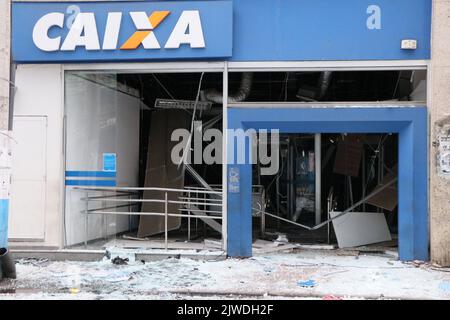 Rio de Janeiro, Rio de Janeiro, Brasilien. 5. September 2022. (INT) Bankraub in der Stadt Rio de Janeiro. 5. September 2022. Rio de Janeiro, Brasilien: In den frühen Morgenstunden des Montags, dem 5. September 2022, sprengten Kriminelle zwei Bankfilialen in Sao Joao de Meriti, Baixada Fluminense. Es gab eine Konfrontation zwischen Räubern und Polizei. Die Ziele der Bande waren die Filialen der Banco do Brasil und der Caixa Economica Federal, die sich in der Rua Gessyr Goncalves Fontes im Zentrum der Stadt befinden. Die Bande konnte nichts aushalten. (Bild: © Jose Lucena/TheNEWS2 via ZUMA Press Wire) Stockfoto