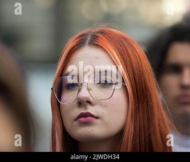 Etwa hundert Studenten protestieren am 04. September 2022 vor dem Bildungsministerium in Warschau, Polen. In diesem Jahr haben die polnischen Hochschulen ein neues Geschichtsbuch erhalten, eine Initiative des Bildungsministeriums, die sich stark für rechte Ansichten über historische Ereignisse einsetzt, Feminismus mit Nazismus gleichsetzt und darauf hindeutet, dass Kinder, die dank IVF-Behandlung geboren wurden, "nicht geliebt werden" würden. Der Minister für Bildung und Wissenschaft Przemyslaw Czarnek hat die Anschuldigungen gegen das von seinem Ministerium initiierte Lehrbuch bestritten. (Foto von Jaap Arriens/Sipa USA) Stockfoto