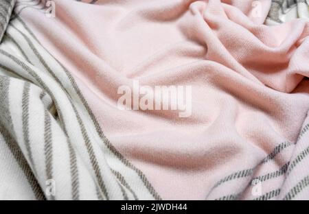 Die Textur einer warmen Winterdecke. Stockfoto