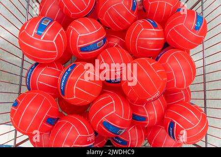 SANKT PETERSBURG, RUSSLAND - 14. AUGUST 2022: Volleybälle im Korb Stockfoto