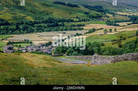 Blick von der Spitze des Electric Gate Climb, einer steilen Anhöhe mit Blick auf das Dorf Gunnerside in Swaledale, Yorkshire Dales National Park, E Stockfoto