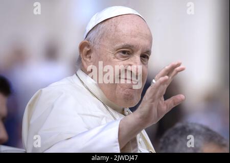 Vatikanstadt, Vatikanstadt. 04. September 2022. Papst Franziskus steht der Seligsprechungszeremonie des verstorbenen Papstes Johannes Paul I. am Sonntag, den 4. September 2022, im Vatikan vor. Kredit: dpa/Alamy Live Nachrichten Stockfoto