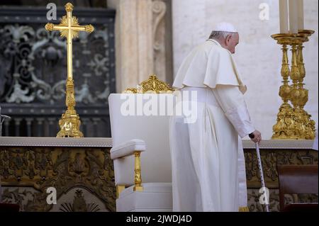 Vatikanstadt, Vatikanstadt. 04. September 2022. Papst Franziskus steht der Seligsprechungszeremonie des verstorbenen Papstes Johannes Paul I. am Sonntag, den 4. September 2022, im Vatikan vor. Kredit: dpa/Alamy Live Nachrichten Stockfoto