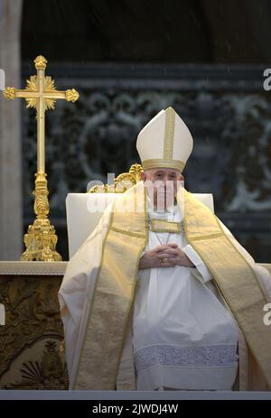 Vatikanstadt, Vatikanstadt. 04. September 2022. Papst Franziskus steht der Seligsprechungszeremonie des verstorbenen Papstes Johannes Paul I. am Sonntag, den 4. September 2022, im Vatikan vor. Kredit: dpa/Alamy Live Nachrichten Stockfoto