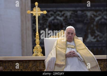 Vatikanstadt, Vatikanstadt. 04. September 2022. Papst Franziskus steht der Seligsprechungszeremonie des verstorbenen Papstes Johannes Paul I. am Sonntag, den 4. September 2022, im Vatikan vor. Kredit: dpa/Alamy Live Nachrichten Stockfoto