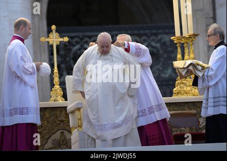 Vatikanstadt, Vatikanstadt. 04. September 2022. Papst Franziskus steht der Seligsprechungszeremonie des verstorbenen Papstes Johannes Paul I. am Sonntag, den 4. September 2022, im Vatikan vor. Kredit: dpa/Alamy Live Nachrichten Stockfoto