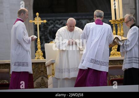 Vatikanstadt, Vatikanstadt. 04. September 2022. Papst Franziskus steht der Seligsprechungszeremonie des verstorbenen Papstes Johannes Paul I. am Sonntag, den 4. September 2022, im Vatikan vor. Kredit: dpa/Alamy Live Nachrichten Stockfoto
