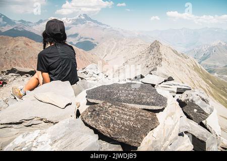 Nahaufnahme Luftaufnahme inspiriert kaukasischen Wanderer Frau sitzen verträumt auf dem Gipfel Berg genießen Panorama im Freien entschlossen, persönliche Ziele zu erreichen Konzept. Handeln Stockfoto