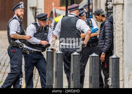 London, Großbritannien. 5. September 2022. Die Polizei ist mit dem Perimiter beschäftigt und führt mehrere Festnahmen durch - Liz Truss wird bei einer Veranstaltung im QEII-Zentrum zum konservativen Parteiführer gewählt. Sie ersetzt Premierminister Boris Johnson, der vor über einem Monat zurücktrat und Rishi Sunak schlug. Kredit: Guy Bell/Alamy Live Nachrichten Stockfoto