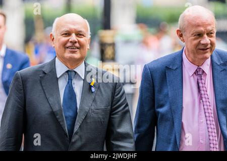 London, Großbritannien. 5. September 2022. Ian Duncan-Smith kommt - Liz Truss wird bei einer Veranstaltung im QEII-Zentrum zum konservativen Parteiführer gewählt. Sie ersetzt Premierminister Boris Johnson, der vor über einem Monat zurücktrat und Rishi Sunak schlug. Kredit: Guy Bell/Alamy Live Nachrichten Stockfoto